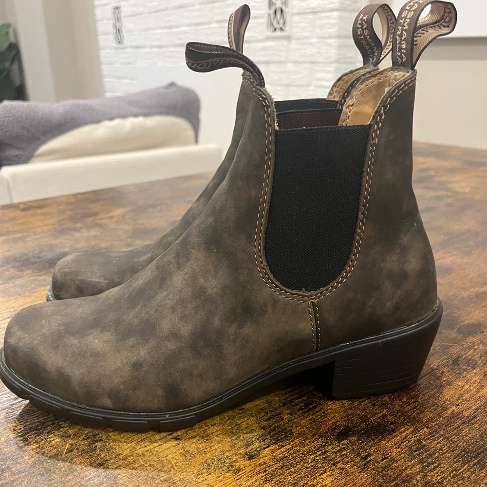Blundstone - Size 8.5. Women's Series #1677 Heel.